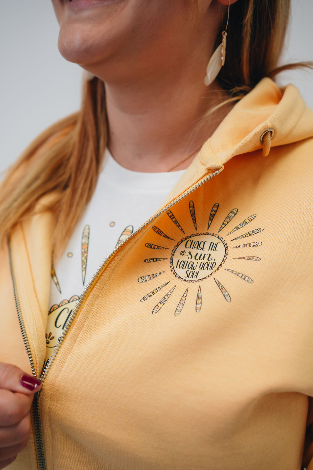 Damen Zipper-Hoodie „Chase the sun, follow your soul“