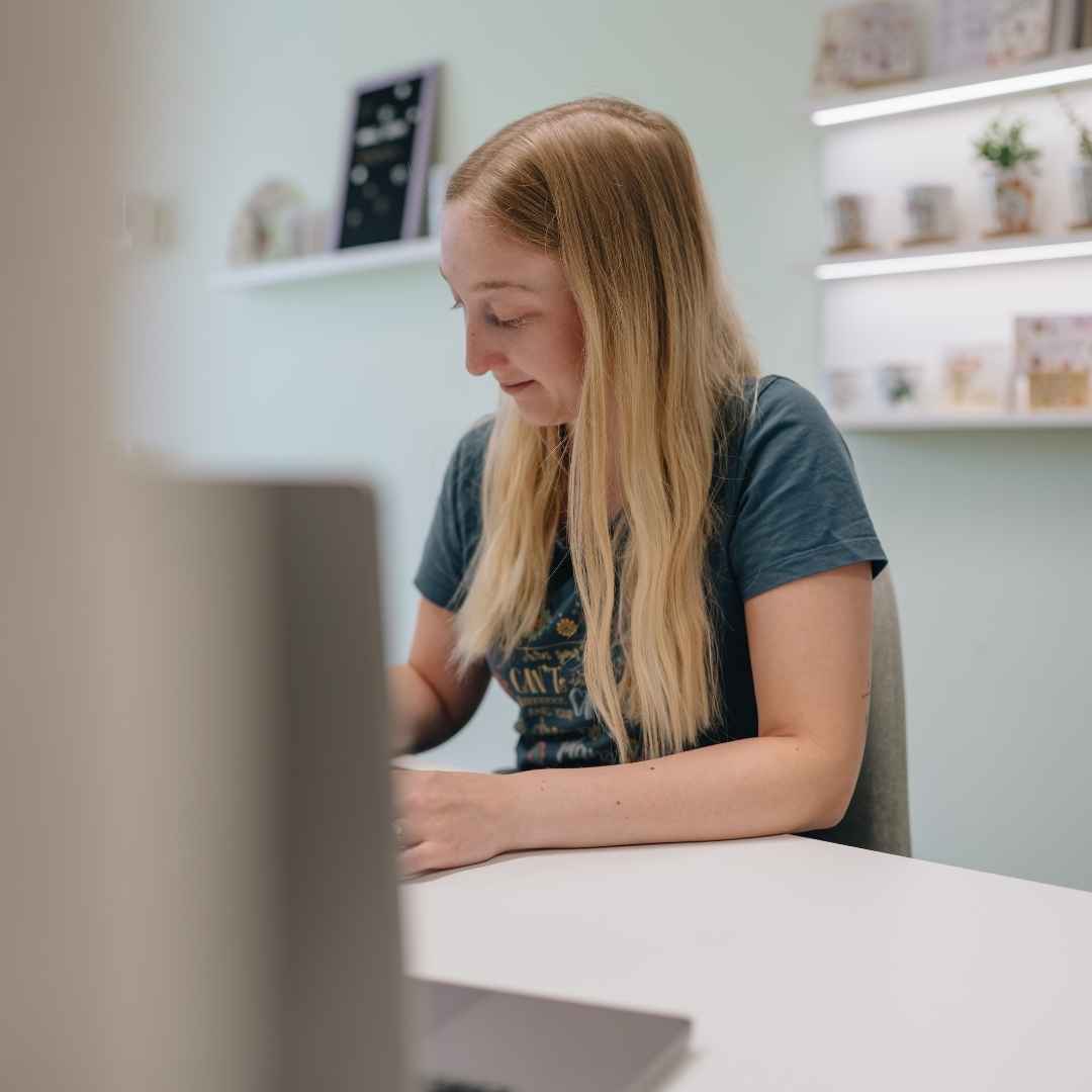 Lisa Gruber beim Designen