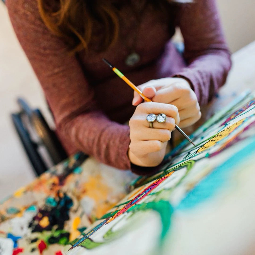 Tina Hötzendorfer malt ein Acrylbild