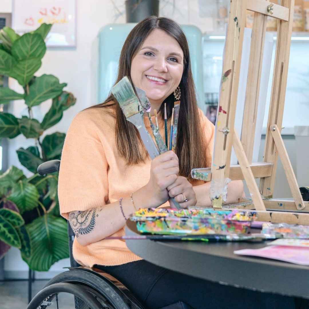 Tina Hötzendorfer mit Farben