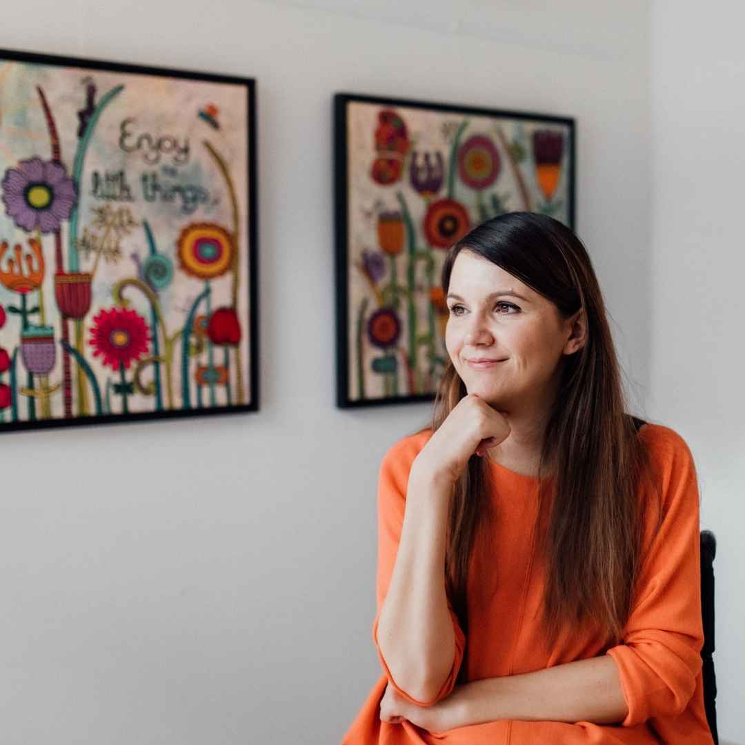 Tina Hötzendorfer vor ihren Kunstwerken
