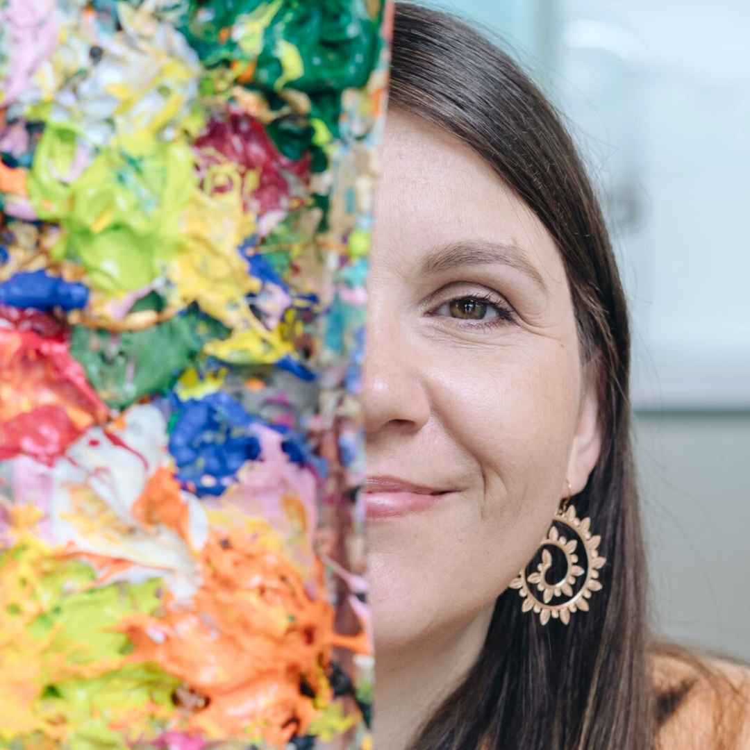 Tina Hötzendorfer mit Farben